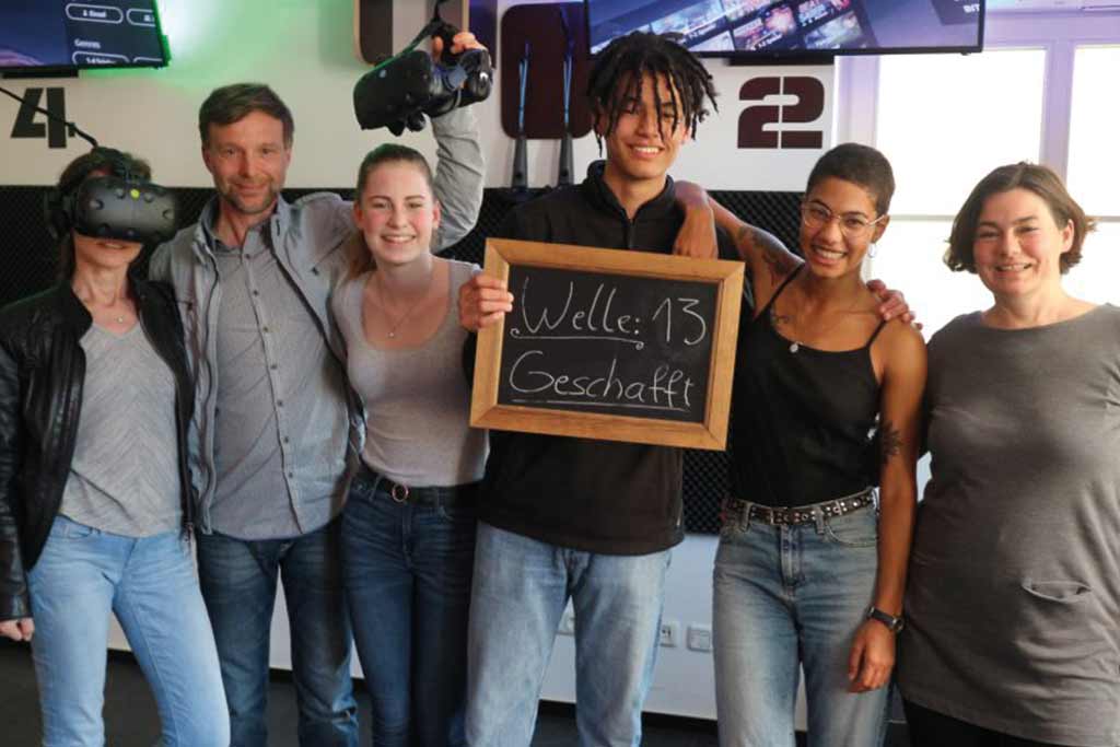 Gruppenfoto in der Langen Straße 27: Spielerinnen und Spieler mit VR-Brillen nach dem VR Escape Room