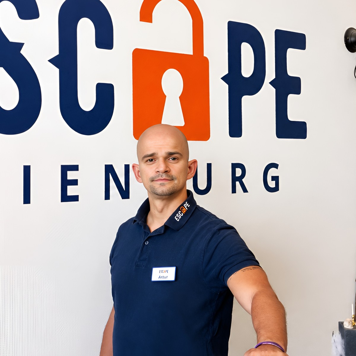 Artur Hammerschmidt, Inhaber von Escape Nienburg, vor dem Escape-Nienburg-Logo