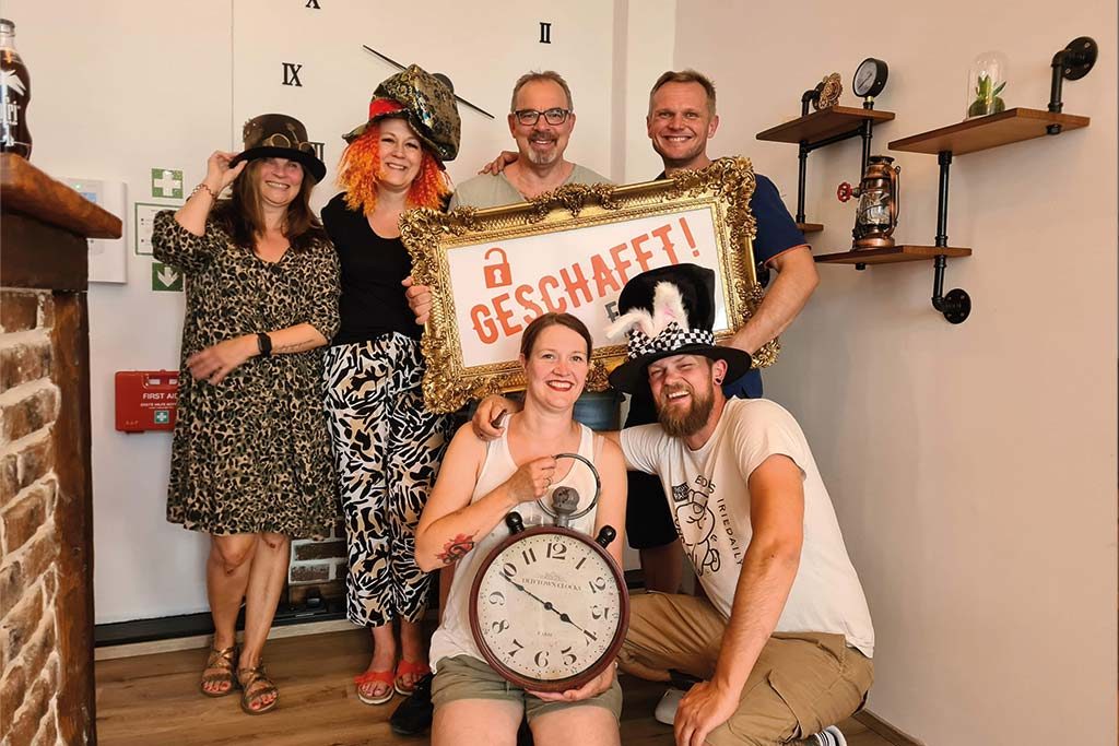 Geburtstag feiern Nienburg, fröhliche Geburtstagsrunde im Escape Room