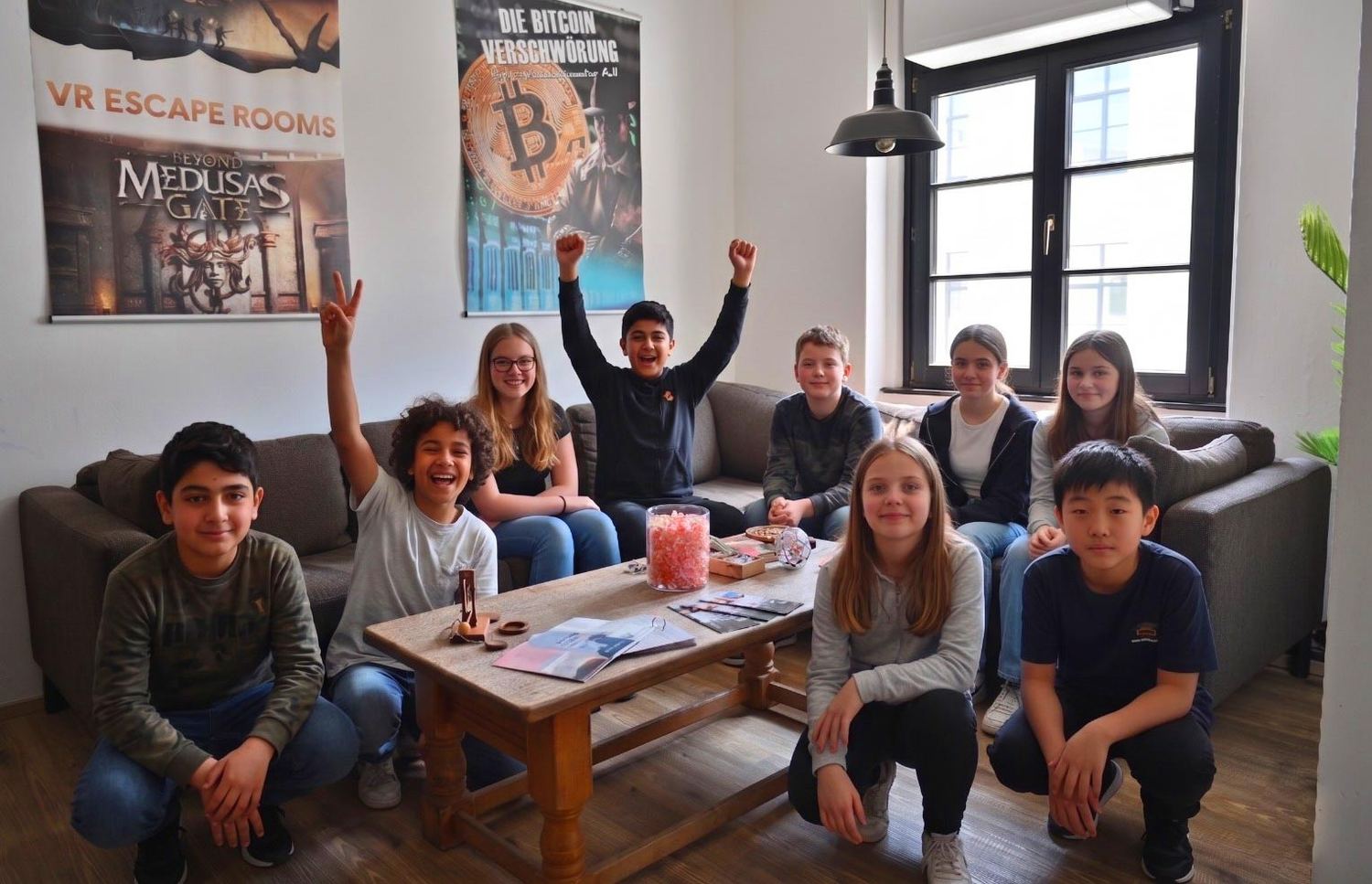 Kindergeburtstag Nienburg, fröhliche Kindergruppe nach dem gelösten Escape Room