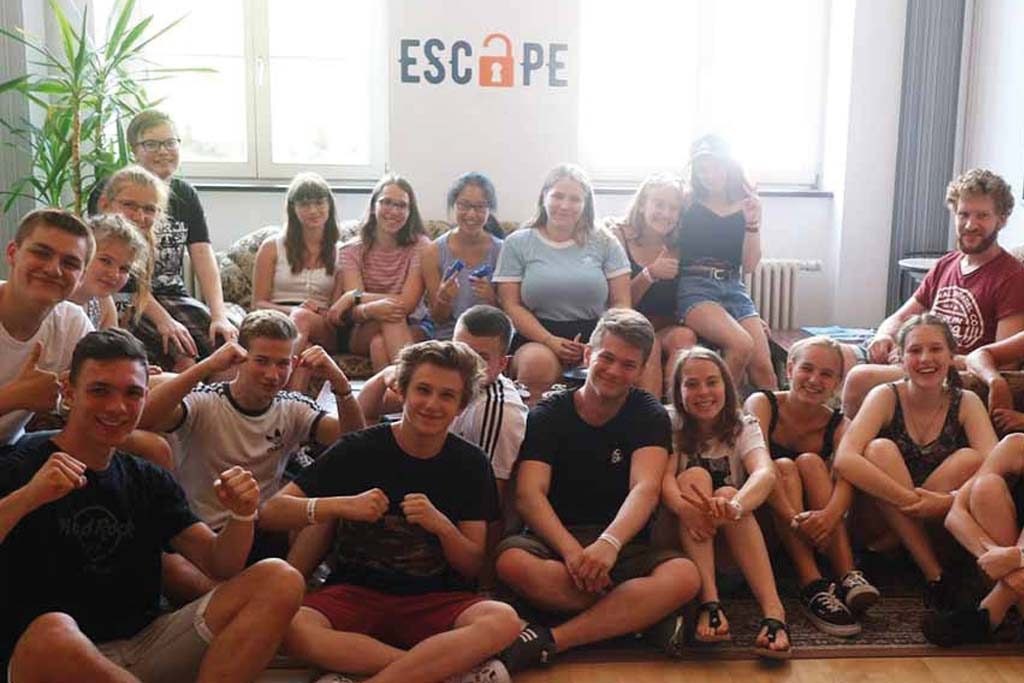 Schulausflug Nienburg, Schülergruppe im Escape Room
