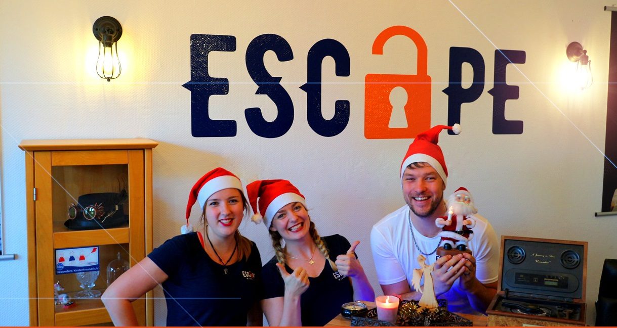 Weihnachtsfeier Nienburg, Team mit Weihnachtsmützen im Escape Room